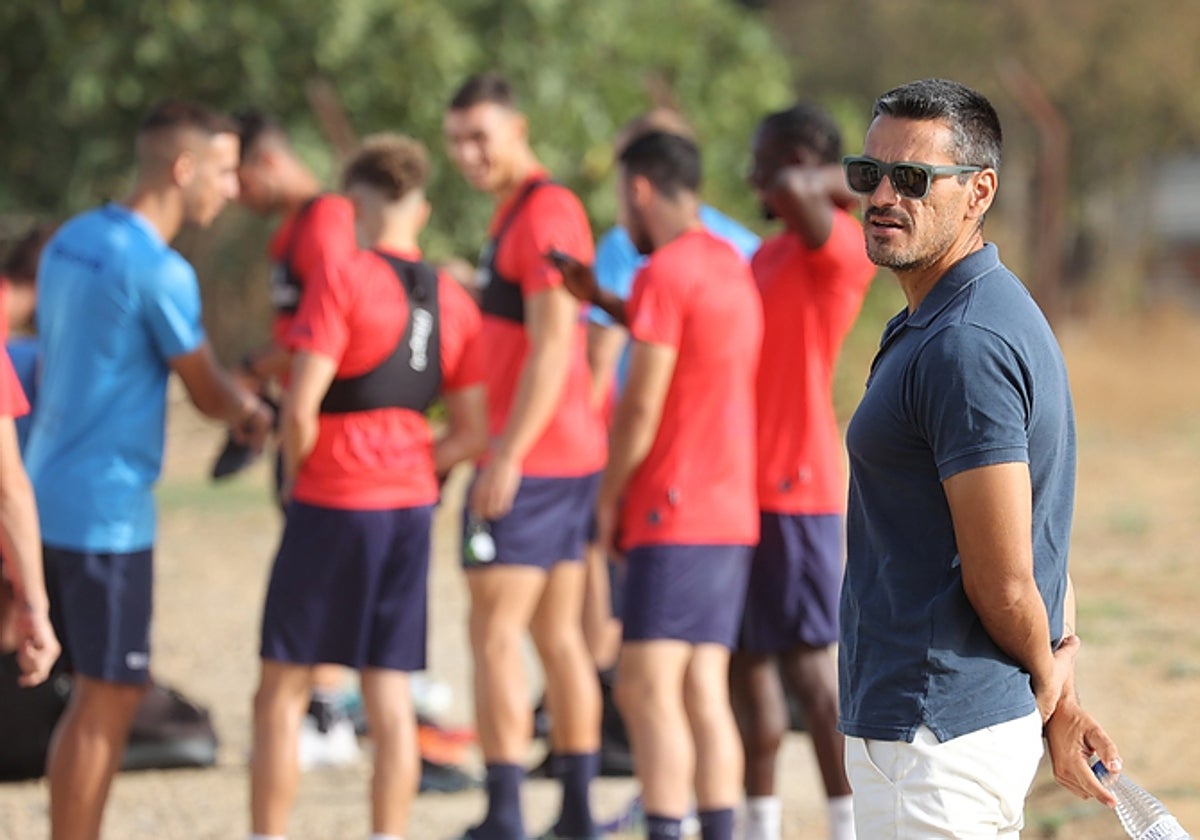 El director deportivo del Córdoba CF, Juan Gutiérrez 'Juanito', en el entrenamiento