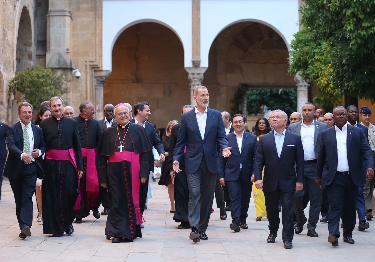 Felipe VI y el rey de Jordania, a su izquierda, a su llegada esta semana a la Mezquita-Catedral