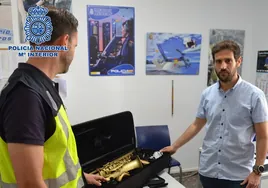Descubren a un ladrón mientras robaba un saxofón de 3.000 euros en un aparcamiento