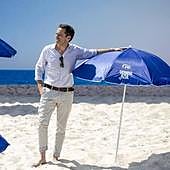 'Verano azul': el PP presenta su campaña sobre la arena y rodeado de sombrillas