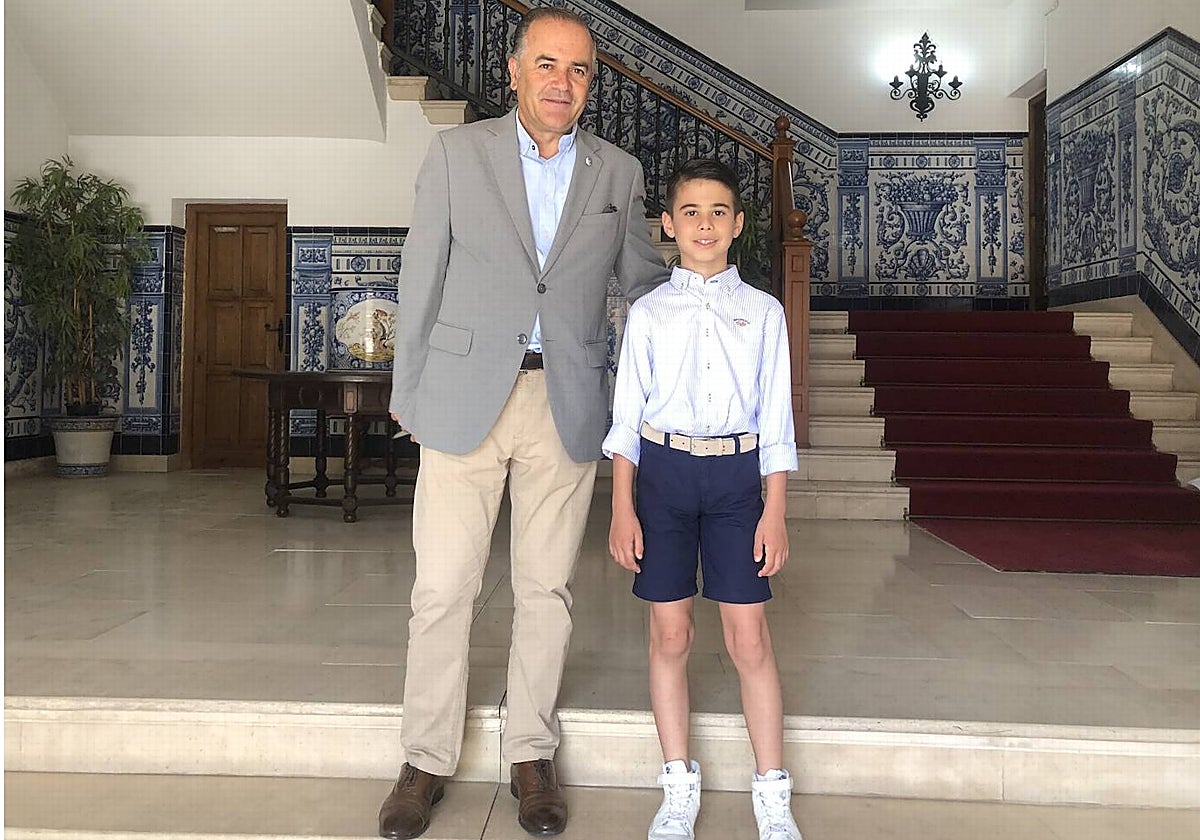 Gregorio y Gonzalo posan ante la escalera noble