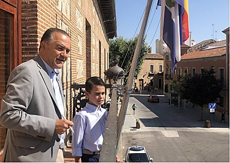 Imagen secundaria 1 - Gregorio recibe a un visitante muy especial en el Ayuntamiento de Talavera