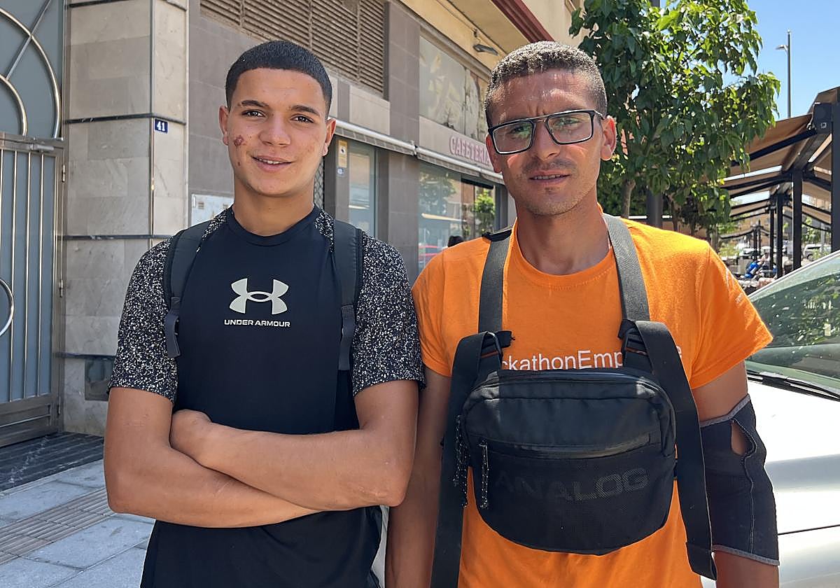 Taja Muchase y Akrim Mahmoudamine, en las calles de la ciudad autónoma