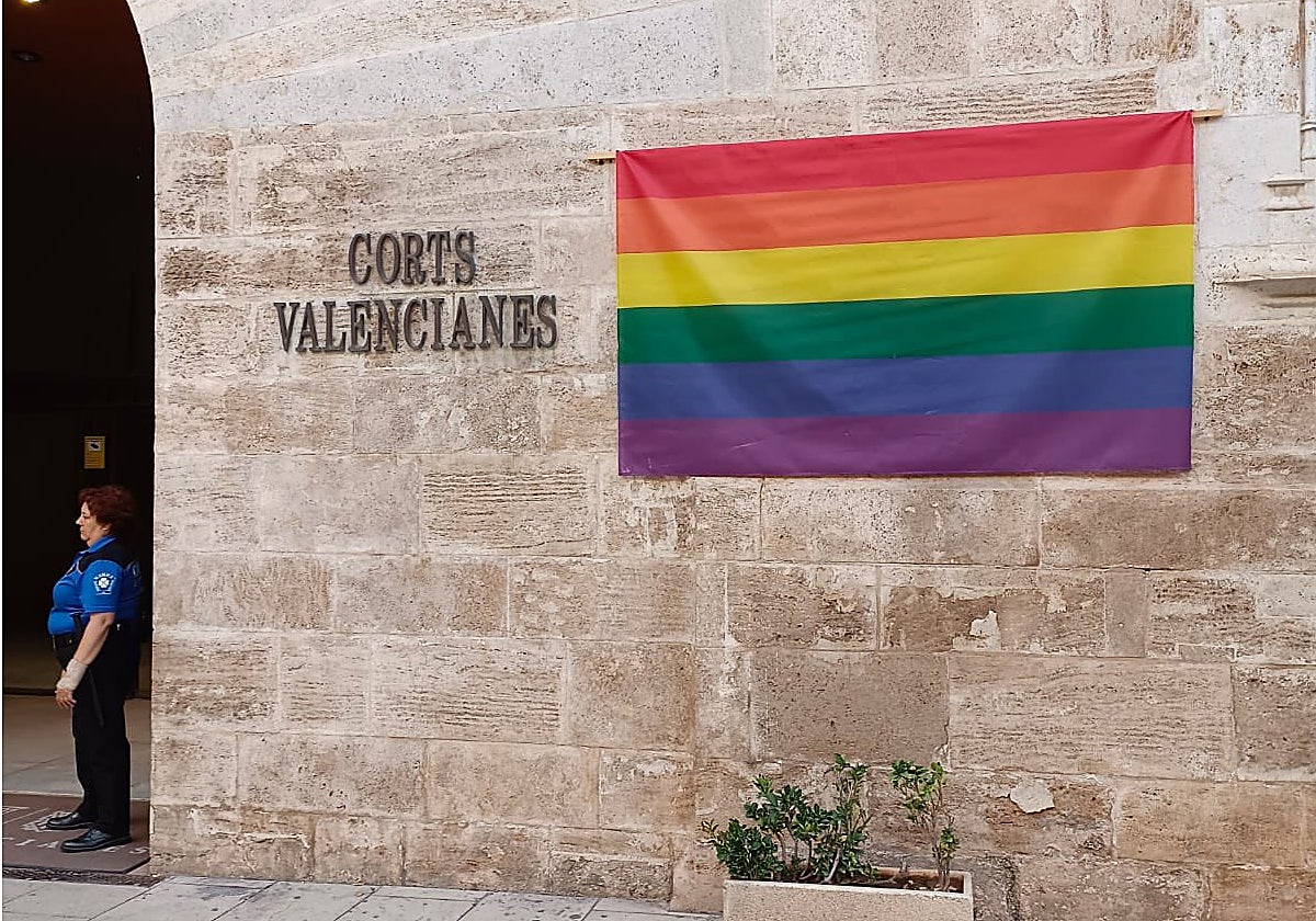 Imagen de la fachada principal de las Cortes Valencianas con la bandera LGTBI con motivo de la celebración del Orgullo