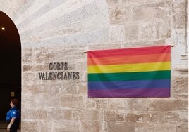 Las Cortes Valencianas lucen la bandera LGTBI a tres días del inicio de la nueva legislatura