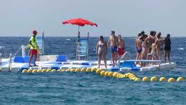 Benidorm renueva su ocio náutico en la playa para el verano: paracaídas, motos, banana, 'flyfish', cable sky barcos y juegos flotantes