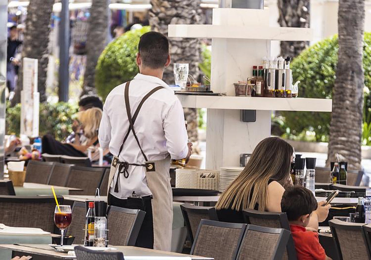 Imagen de archivo de un camarero en la terraza de un restaurante