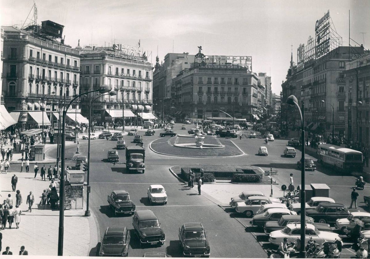 La Puerta del Sol en 1964, con un aspecto muy diferente al actual