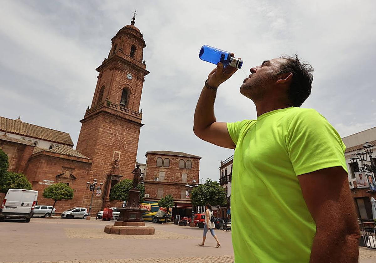 Un hombre se refresca en Montoro, uno de los municipios más calurosos de Córdoba