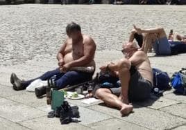 Nueva polémica por dos peregrinos que, semidesnudos, hicieron un picnic en pleno Obradoiro