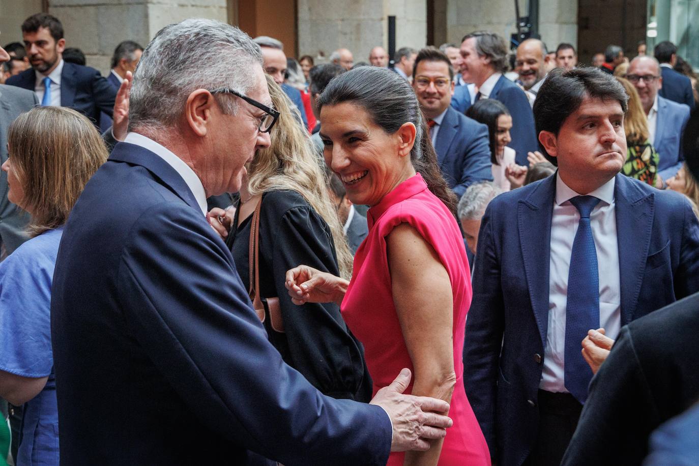El que fuera el alcalde de la capital Alberto Ruiz-Gallardón saluda a Rocío Monasterio (Vox)