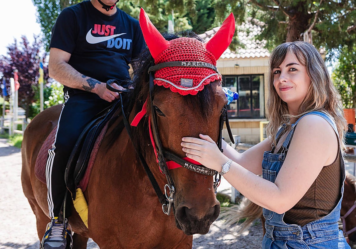 Miriam Reyes, psicóloga de Cruz Roja en Soria, acompaña a varios presos que montan a caballo en la actividad programada
