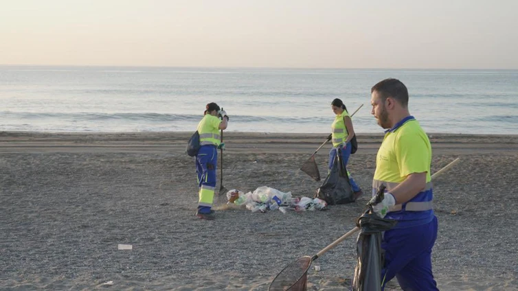La magia de San Juan en Málaga: retirar 34 toneladas de basura tras las moragas en cuatro horas