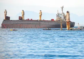 Así se reflota un barco de 7.000 toneladas hundido junto a Gibraltar