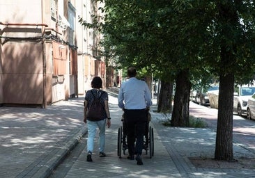 Encerrados en sus casas en Madrid: «Si no me ponen un ascensor, me voy»