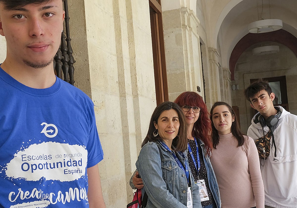 Alumnos y profesores de la escuela de Segunda Oportunidad