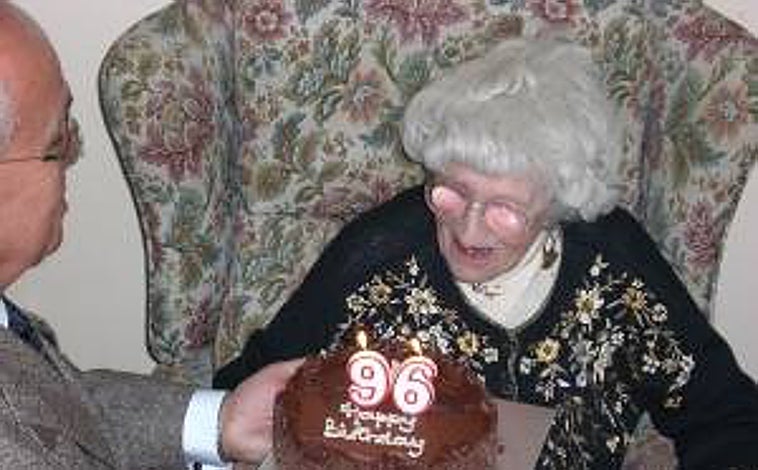 Imagen principal - Millvina Dean, en su último cumpleaños, junto a Jesús Ferreiro