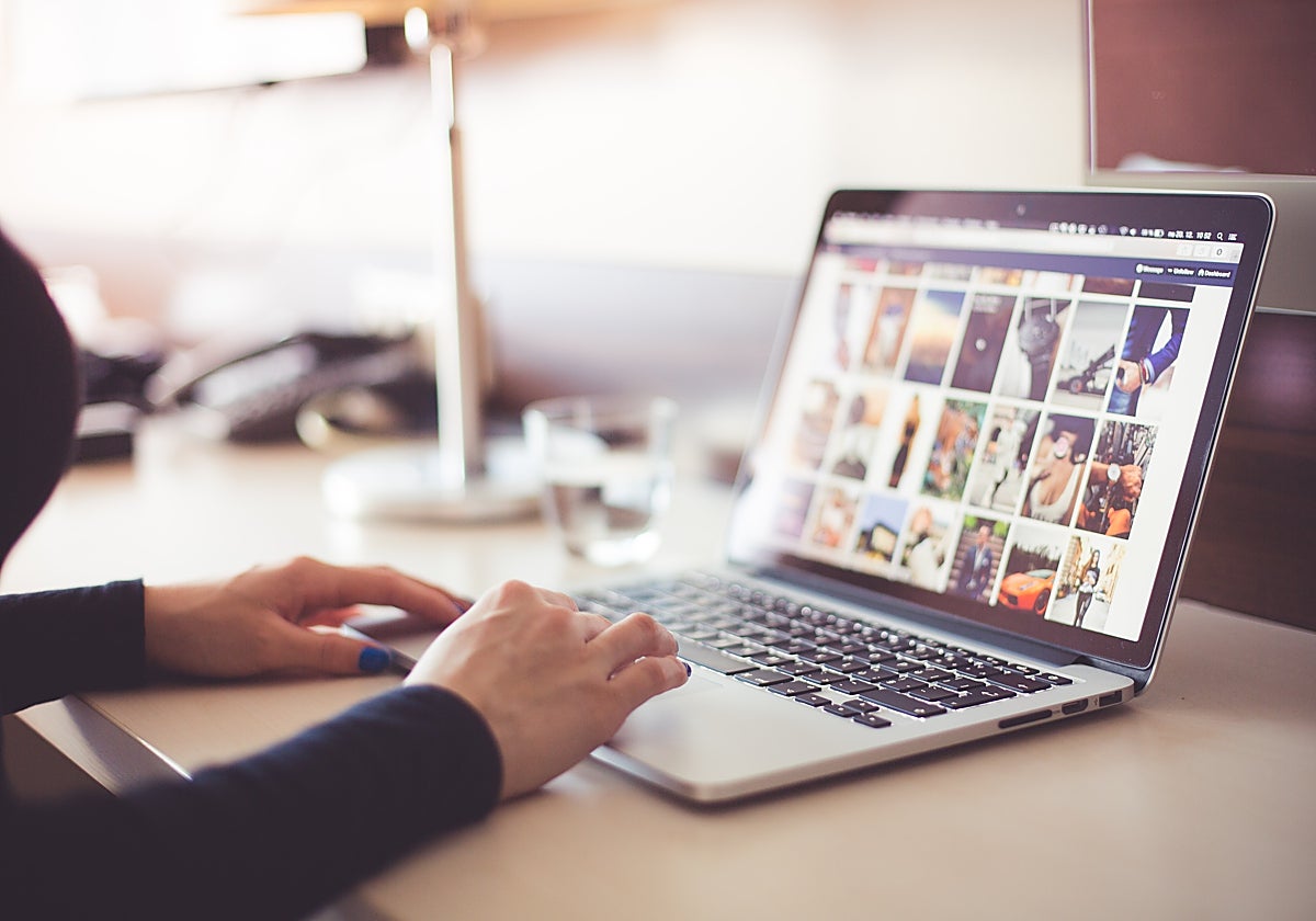 La detenida colgó varios vídeos en sus redes sociales mientras besaba y realizaba tocamientos a una amiga mientras estaba dormida