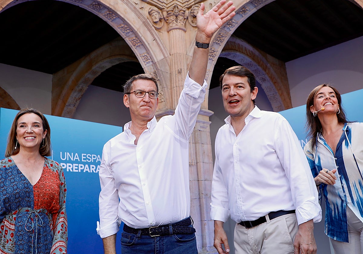 Feijóo y Mañueco, entre Cuca Gamarra y Carmen Fúnez, en Salamanca