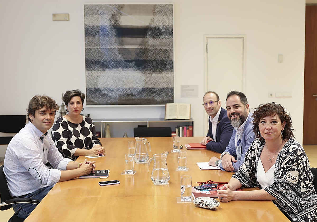 La delegación de Geroa Bai (derecha) ha accedido a sentarse con el PSN (izquierda) para tratar de desbloquear la negociación