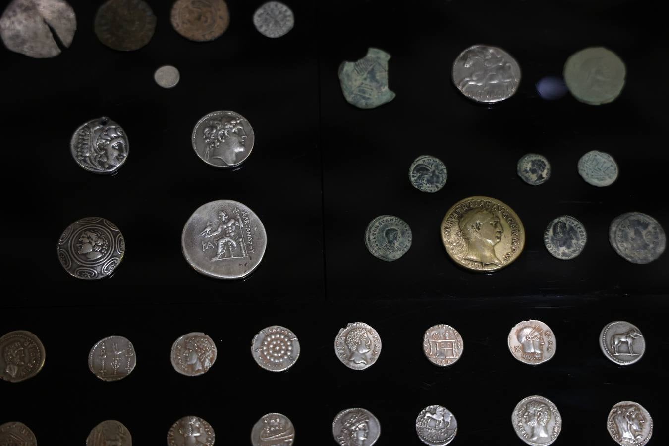 Fotos: Las decenas de piezas arqueológicas intervenidas por la Guardia Civil en Córdoba