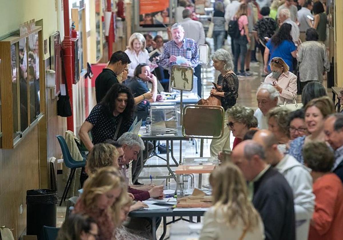 Imagen de archivo de un colegio electoral en Zaragoza el pasado 28M, día de las elecciones municipales y autonómicas