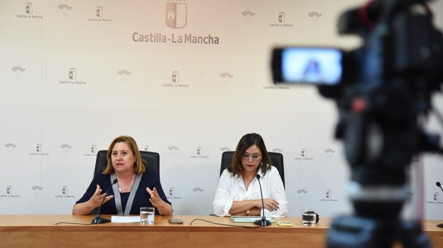La consejera Rosa Ana Rodríguez, junto a la viceconsejera de Cultura, Ana Muñoz