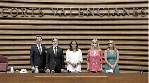 Foto de familia de la nueva Mesa de Les Corts Valencianes