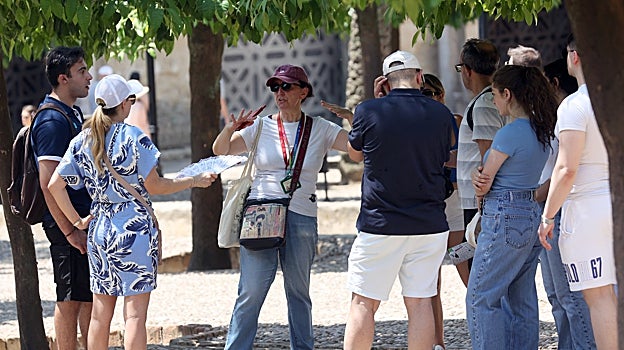 La guía turística Francisca Fernández, en el Patio de los Naranjos