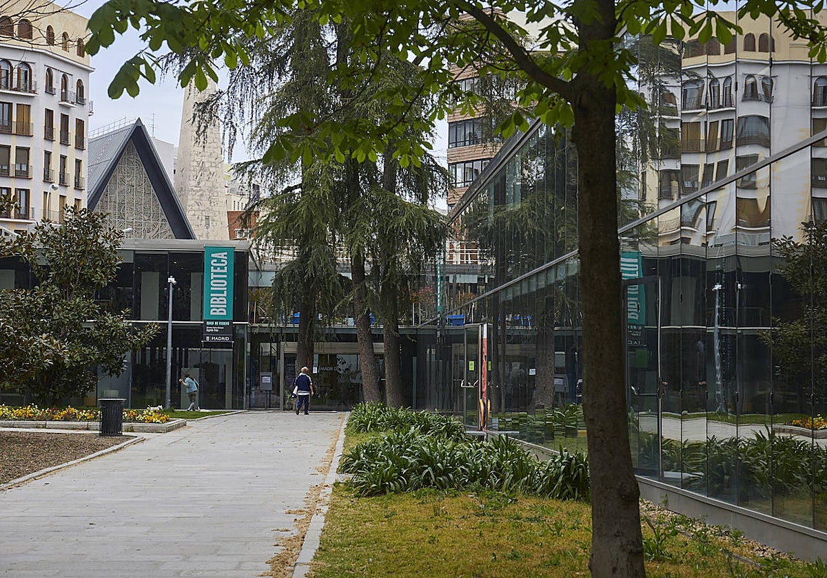 La biblioteca municipal Eugenio Trías, en el parque del Retiro