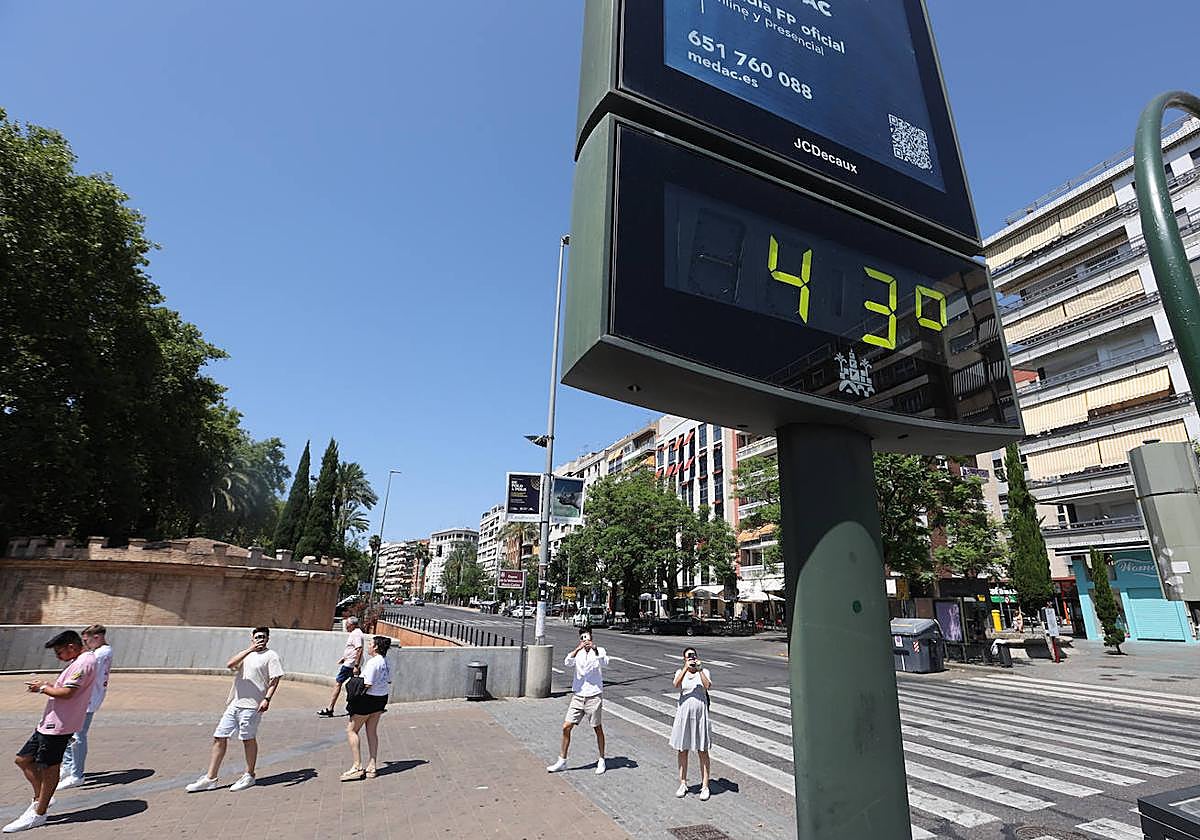 Varias personas forografían el termómetro en La Victoria marcando 43 grados