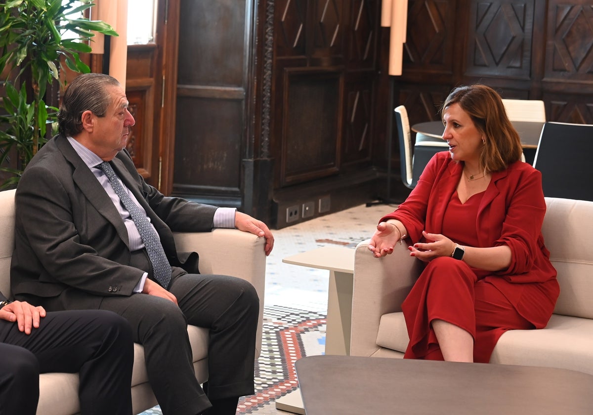 Imagen de la alcaldesa de Valencia, María José Catalá, y el presidente de AVE, Vicente Boluda