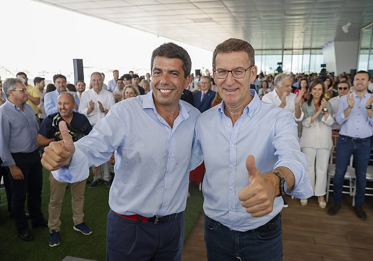 Imagen del presidente del PP valenciano, Carlos Mazón, y el líder nacional de los populares, Alberto Núñez Feijóo, este martes en Valencia