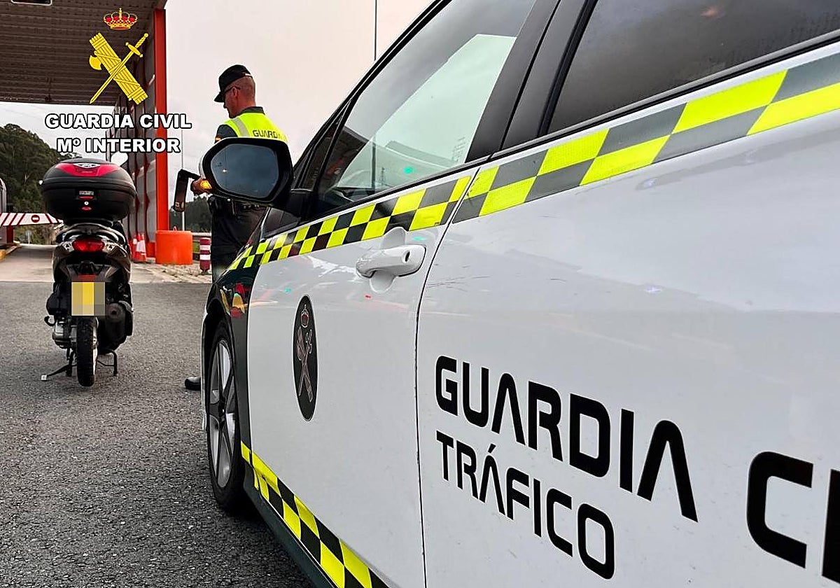 Un agente de la Benemérita junto al ciclomotor inmovilizado