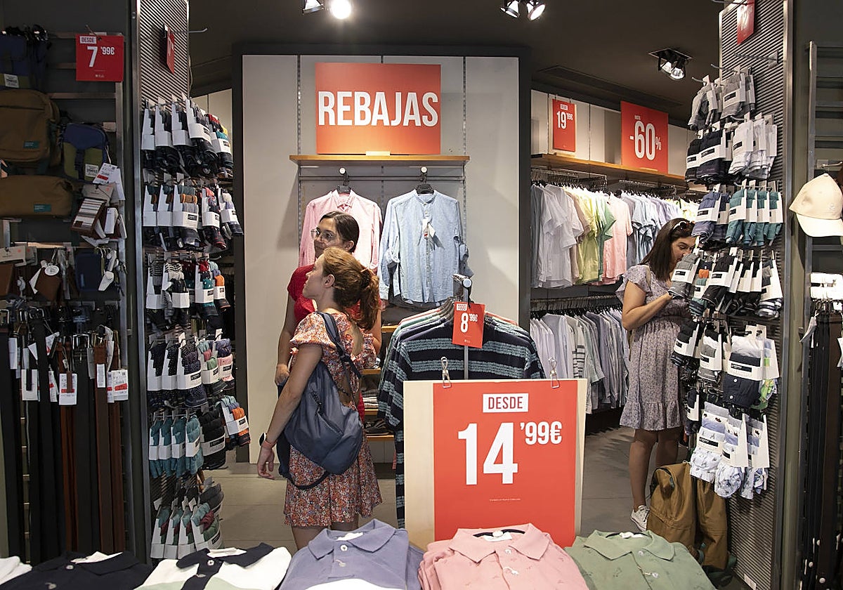 El comercio de Castilla y León espera reactivar ventas en las rebajas de verano tras el «frenazo» por las lluvias