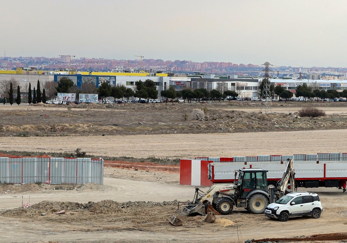 Las máquinas trabajan en los terrenos del nuevo Mad Cool, hace varios meses