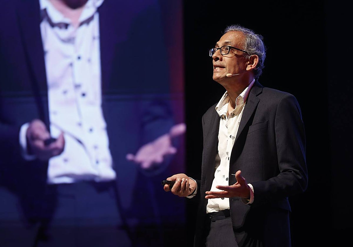 Abhijit Banerjee, este miércoles, durante su conferencia magistral en el Auditorio del Mar de Vigo