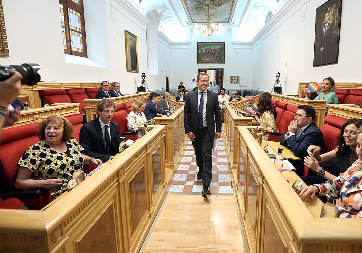 Carlos Velázquez ha presidido este miércoles su primer pleno como alcalde de Toledo