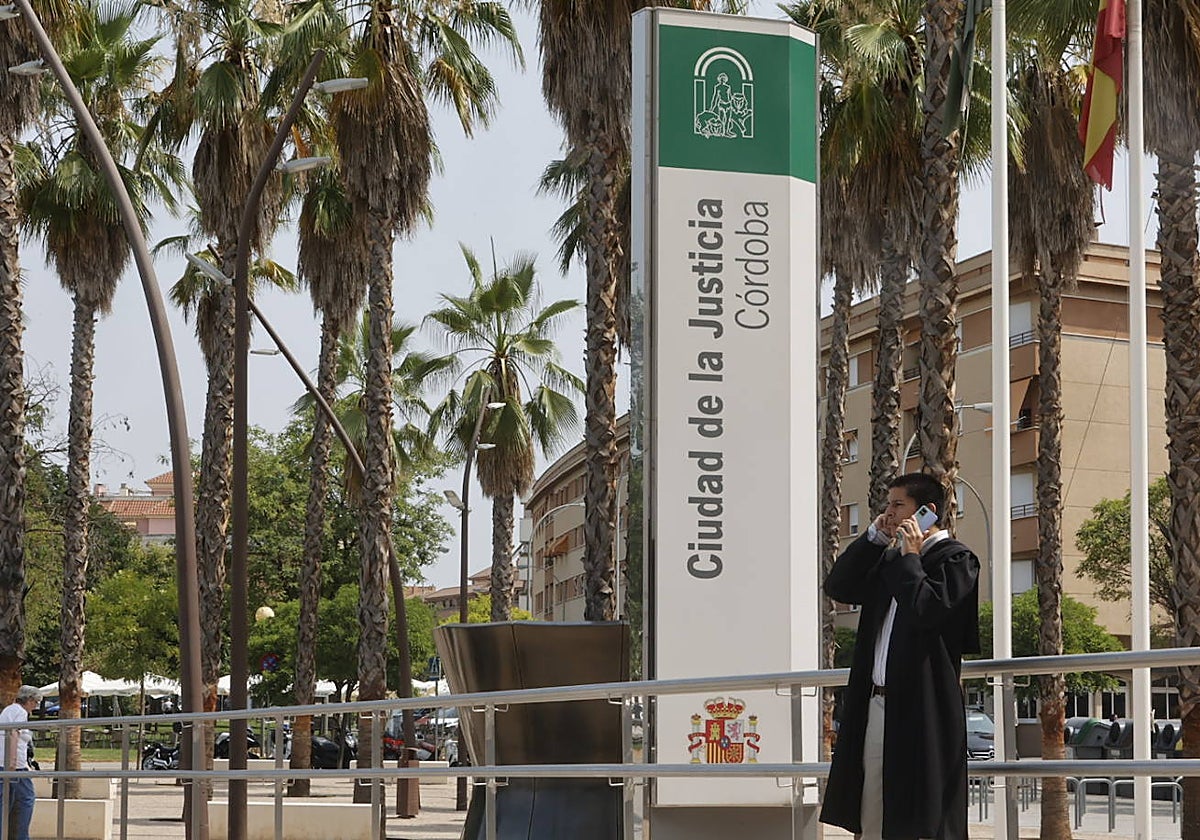 Un abogado junto a la Ciudad de la Justicia este miércoles en Córdoba
