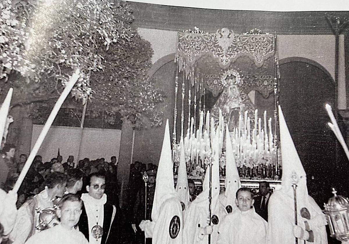 La Virgen de las Lágrimas en su Desamparo, en el Patio de los Naranjos en los años 60