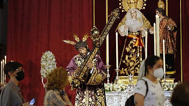 Los titulares de la cofradía de la Pasión, en su templo