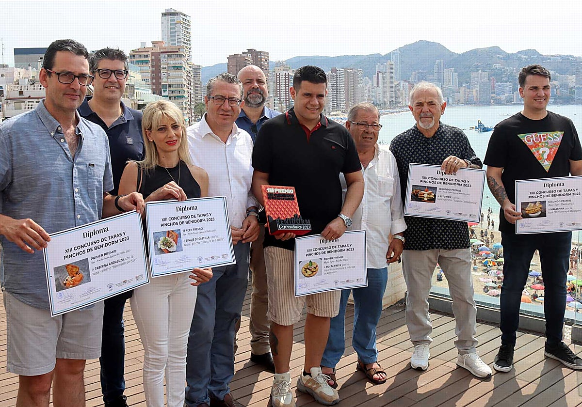 Los premiados en el concurso de tapas, con el alcalde y representantes de Abreca, este miércoles en Benidorm