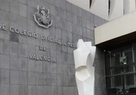 Donan una escultura al Colegio de Médicos de Valencia en homenaje a la labor sanitaria durante la pandemia del Covid-19
