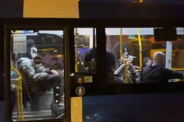 El grupo Kiss acaba en un autobús de Alsa tras su concierto en Cartagena (Murcia): «Lo que va a vacilar de por vida el conductor»