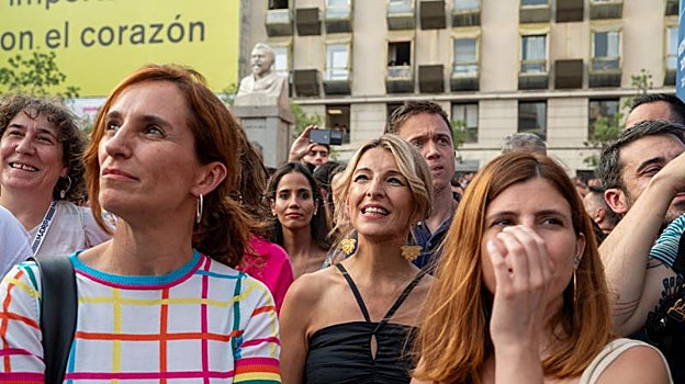 La líder de Sumar, Yolanda Díaz (c) y la portavoz de Más Madrid en la Asamblea, Mónica García (i) en el pregón de las Fiestas del Orgullo MADO 2023