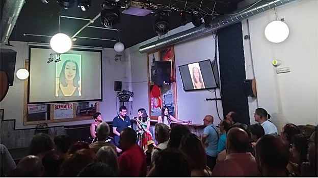 Irene Arcalá, candidata al Senado, habla a los asistentes mediante un vídeo