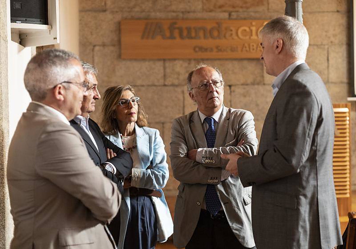 Ponentes y miembros del Foro Económico, momentos antes del acto de presentación de este jueves, en Santiago