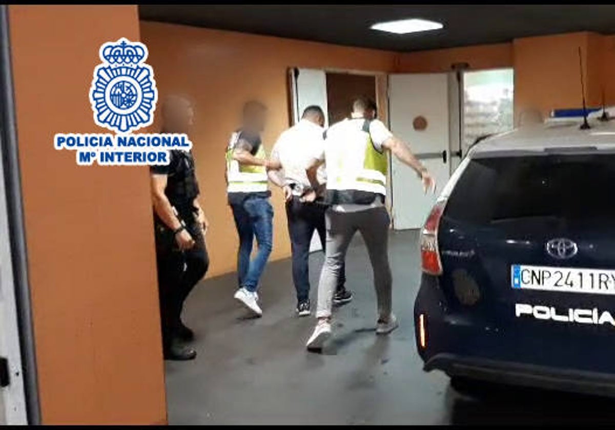 Imagen de la Policía Nacional dirigiendo al detenido hacia dependencias policiales