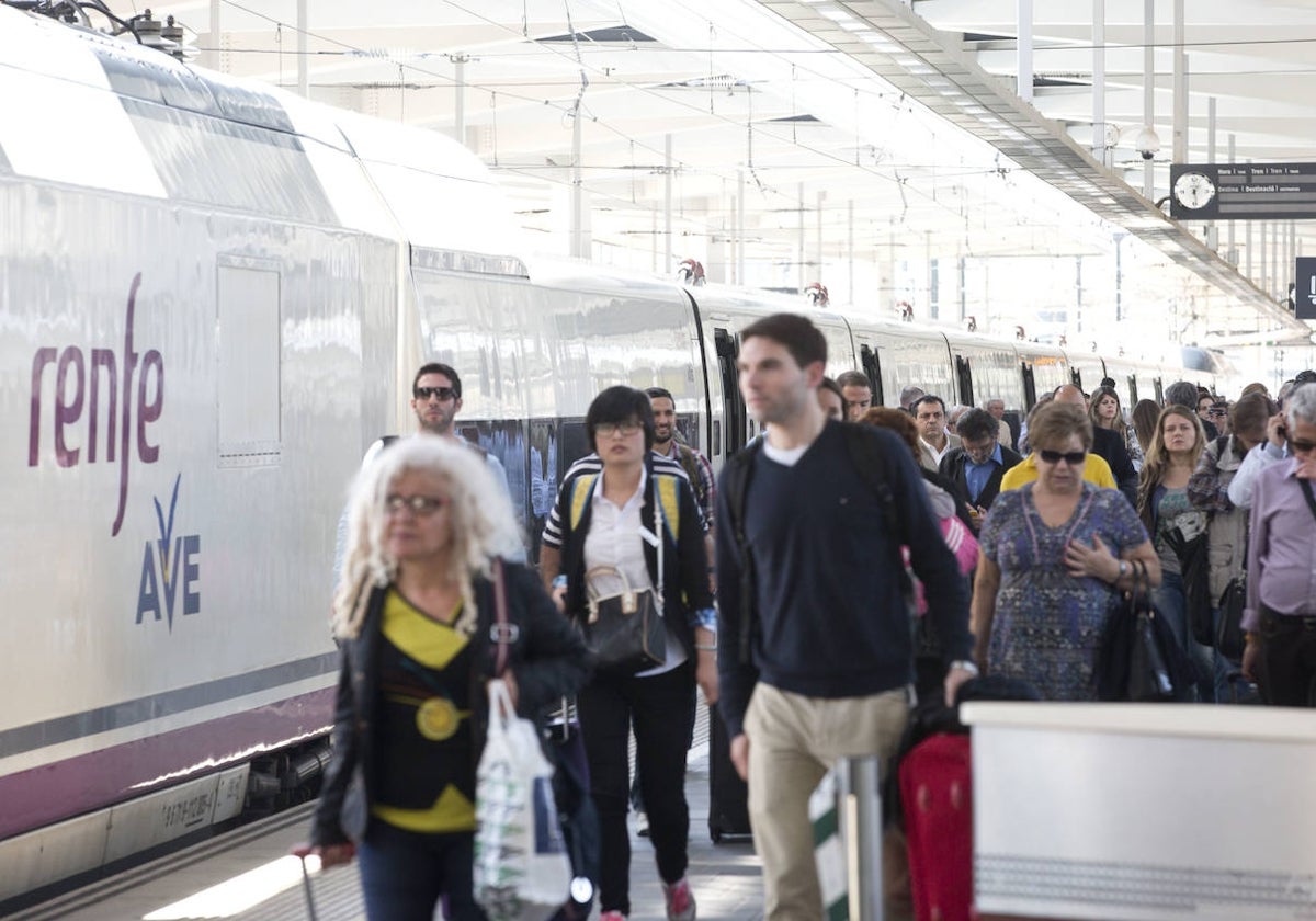 Imagen de archivo de pasajeros bajando de un tren AVE en la estación Joaquín Sorolla de Valencia