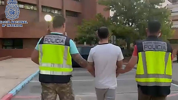Uno de los detenidos, en la Jefatura Superior de Policía de Madrid